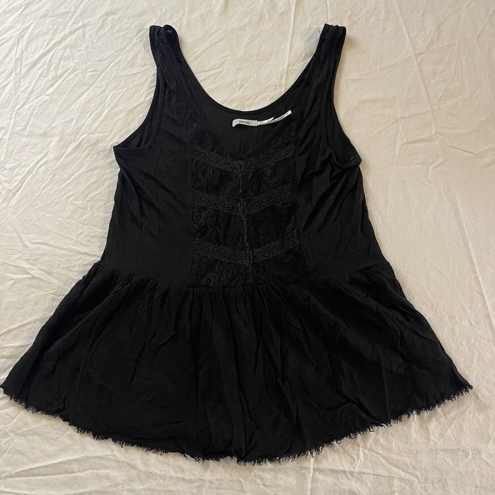 Kimchi Blue Tank Top Women's Size Medium Black Sleeveless Lace V-Neck Shirt